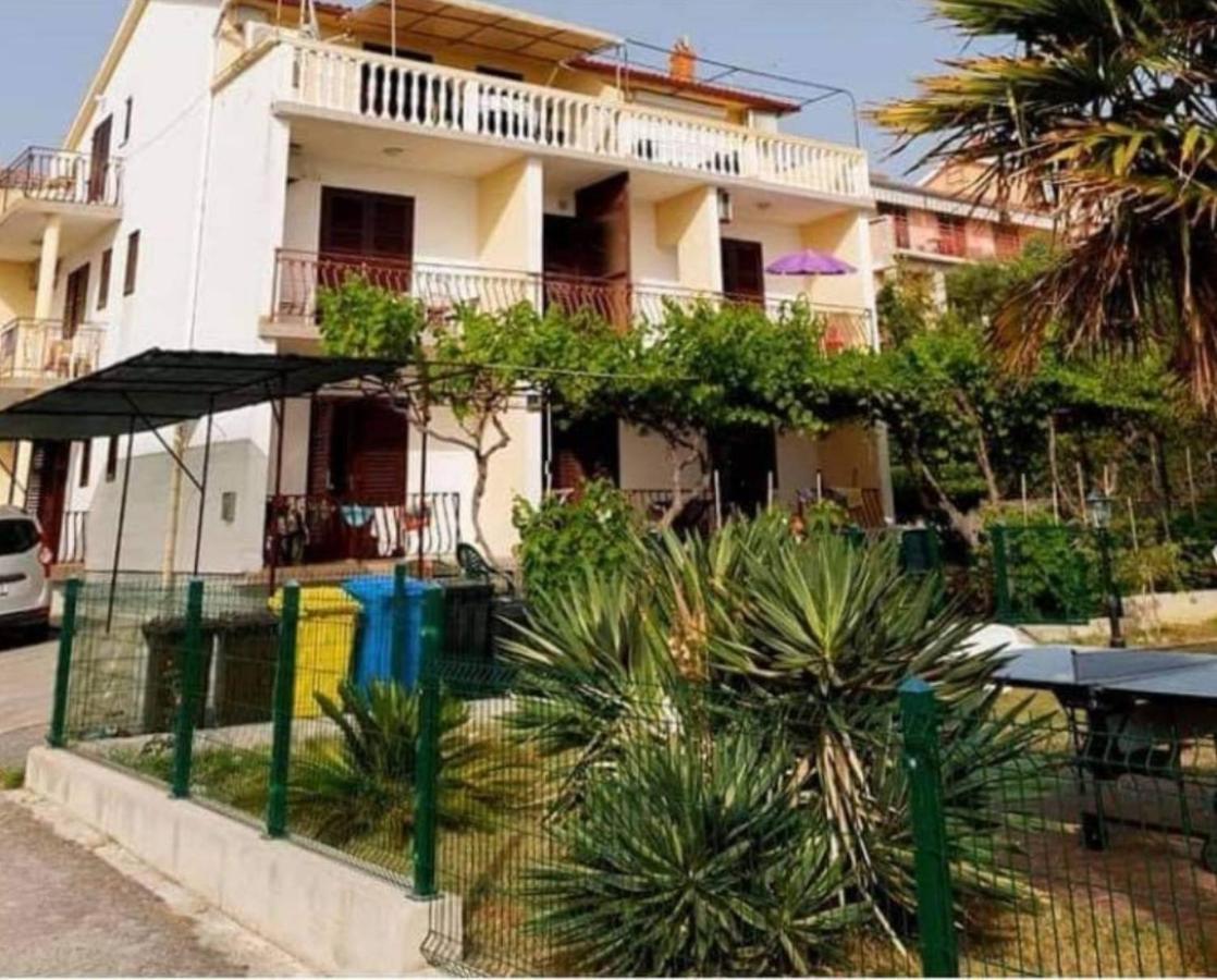 Apartman Petra S Pogledom Na More Banjol Exterior foto